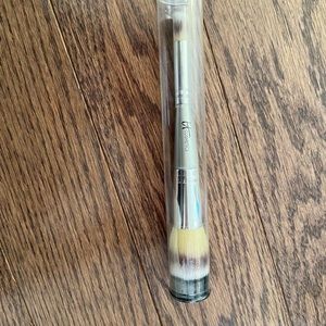 IT Heavenly Luxe Complexion Perfection Brush #7